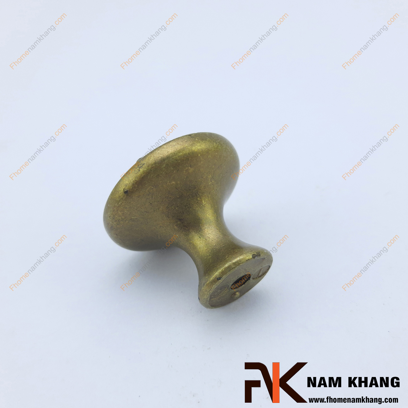 Núm nắm tủ lá nho màu đồng cổ điển NK070 được gia công từ hợp kim mạ đồng cổ nên có độ bền cao và  nó còn thể hiện cho tài lộc, cho sự phát đạt và thể hiện một đẳng cấp sang trọng cao cấp.