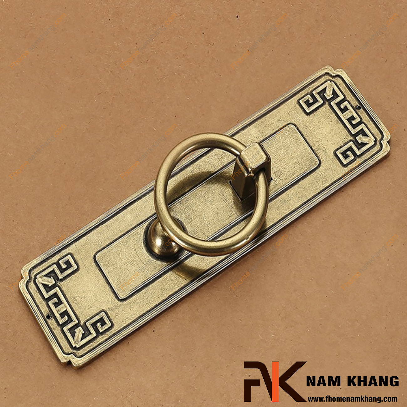 Núm tay nắm tủ NK095-C có thiết kế độc đáo theo phong cách cổ Trung Hoa thời trước. Đây là một dạng núm nắm tủ lớn được sử dụng trên các tủ kệ cổ loại lớn và dùng cho cả cánh cửa. 