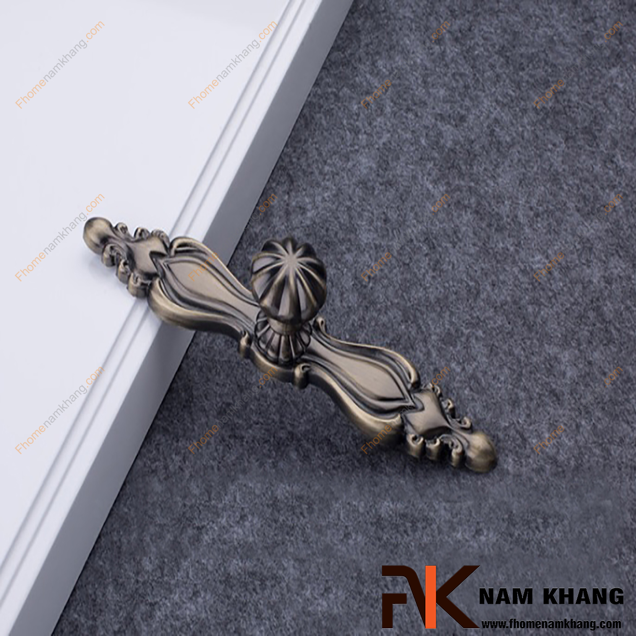 Núm nắm cửa tủ dạng thanh NK229-R có thiết kế kết hợp núm nắm tủ đầu tròn mạ đồng cổ và thanh cố định chất lượng cao. Đây là sản phẩm trang trí cao cấp thể hiện sự sang trọng và tinh tế.