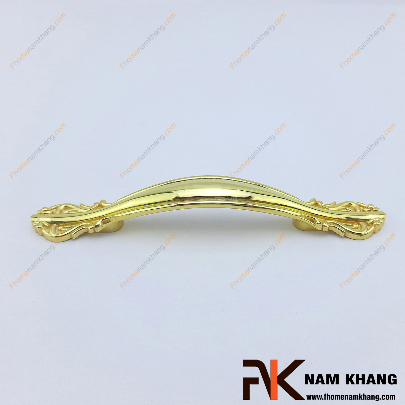 Tay nắm cửa tủ mạ vàng bóng NK0281-V2 là một sản phẩm được gia công hoàn thiện với độ thẩm mỹ cao. Được chế tạo từ vật liệu hợp kim kim loại chắc chắn đảm bảo độ bền cao, chịu được lực va đập.