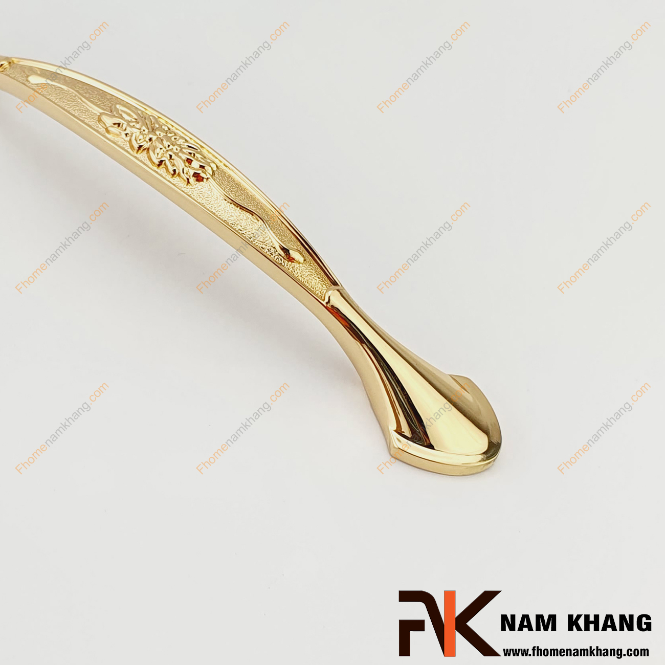 Tay nắm tủ mạ vàng NK037-24K có họa tiết chủ đạo hoa lá nho cổ điển. Sản phẩm được mạ vàng bóng ánh kim và được gia công hoàn thiện mặt mỹ thuật.