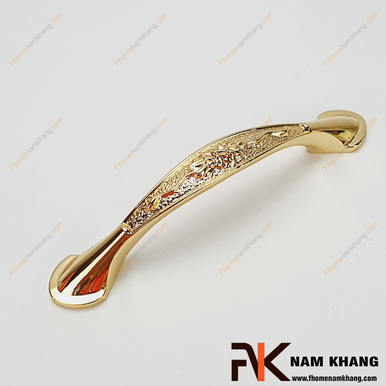 Tay nắm tủ đồng vàng NK037-96DV có thiết kế thon gọn, phong cách rất mới lạ với họa tiết lá đối xứng trên toàn bộ phần thân tay nắm. 