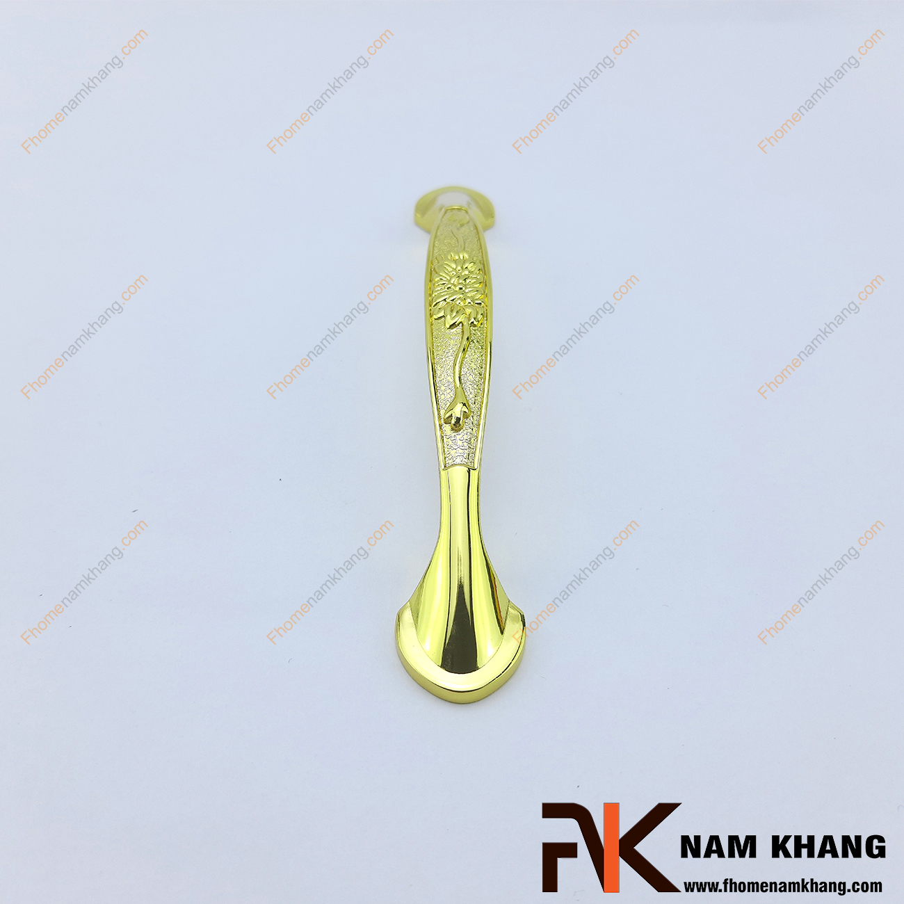 Tay Nắm tủ mạ vàng NK037-V có họa tiết chủ đạo hoa lá nho cổ điển. Sản phẩm được mạ vàng bóng ánh kim và được gia công hoàn thiện mặt mỹ thuật.