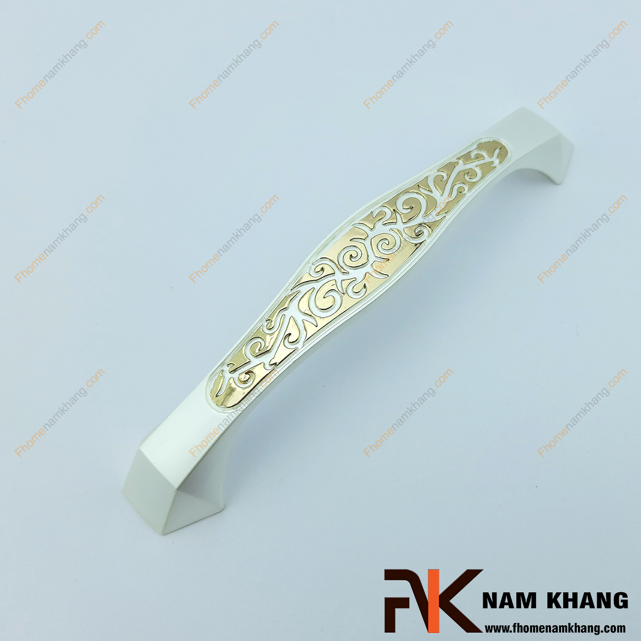 Tay nắm tủ màu trắng vàng NK401-128TV mang một thiết kế đặc biệt khi phối hợp nền trắng sản xuất từ chất liệu hợp kim cao cấp và các đường vân hoa nổi trên bề mặt thân tay nắm
