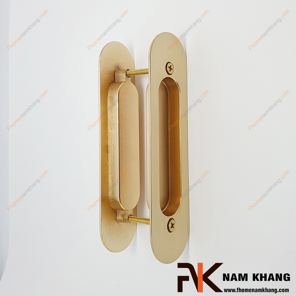 Tay âm lùa bộ màu vàng mờ NK061C-VM là dòng tay nắm tủ dạng âm theo bộ dùng chính cho dòng cửa lùa. Sản phẩm tay nắm này bao gồm 2 phần bắt đối xứng với nhau qua cánh cửa và kết nối bằng 2 thanh vít