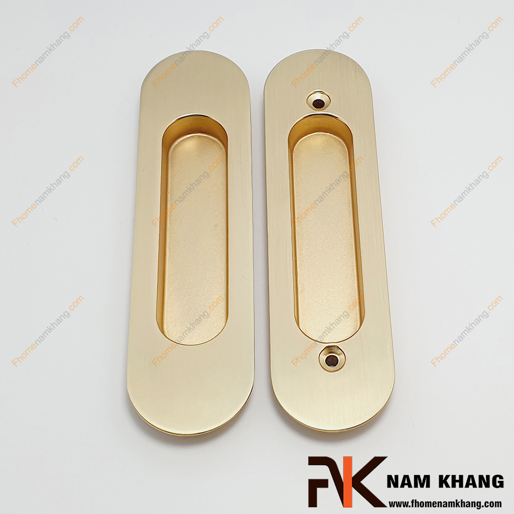 Tay âm lùa bộ màu vàng mờ NK061C-VM là dòng tay nắm tủ dạng âm theo bộ dùng chính cho dòng cửa lùa. Sản phẩm tay nắm này bao gồm 2 phần bắt đối xứng với nhau qua cánh cửa và kết nối bằng 2 thanh vít