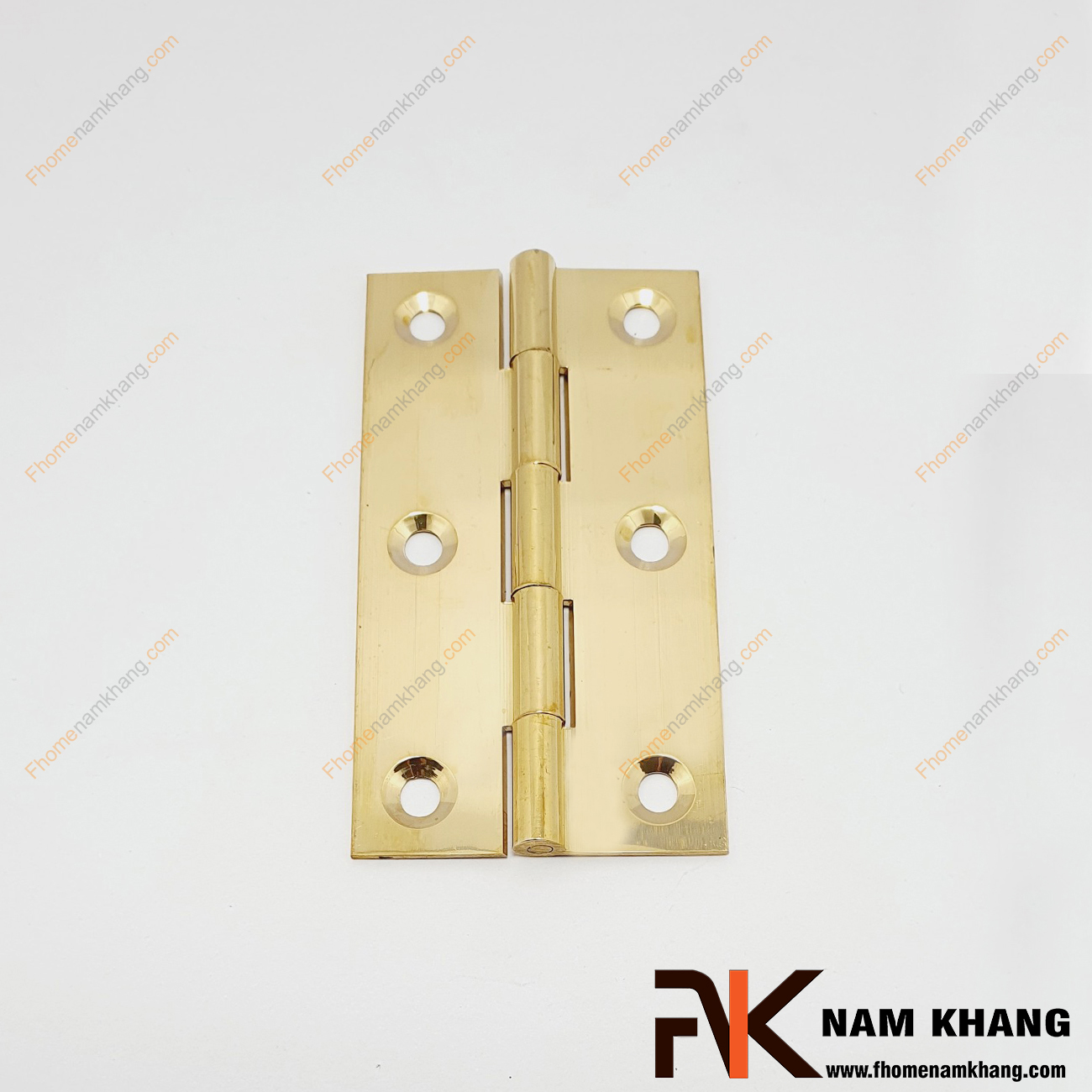Bản lề cửa tủ màu đồng vàng NK470-9FDO được sản xuất từ đồng cao cấp. Bề mặt được xử lý cao, với kích thước nhỏ chuyên dùng cho các dạng tủ kệ nhỏ, cánh cửa tủ, cánh hộp gỗ, cánh thùng gỗ và hộp quà tặng.