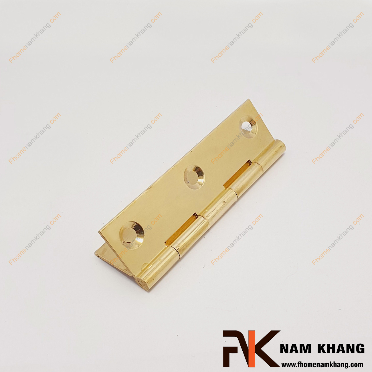 Bản lề cửa tủ màu đồng vàng NK470-9FDO được sản xuất từ đồng cao cấp. Bề mặt được xử lý cao, với kích thước nhỏ chuyên dùng cho các dạng tủ kệ nhỏ, cánh cửa tủ, cánh hộp gỗ, cánh thùng gỗ và hộp quà tặng.