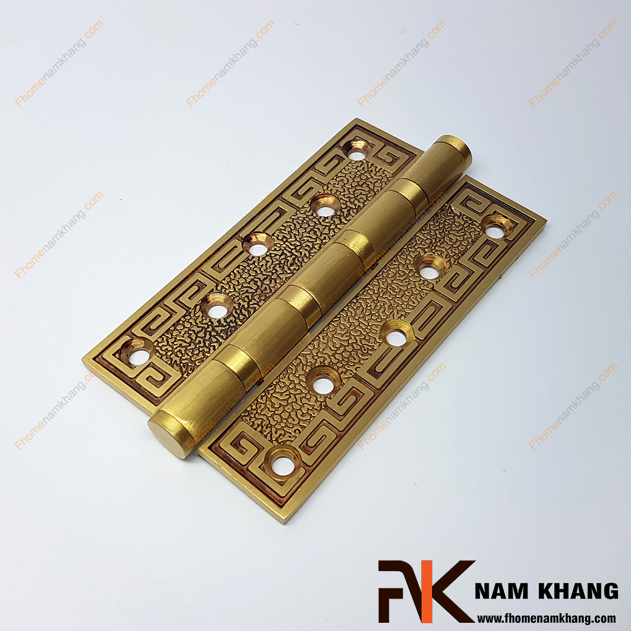 Bản lề cổ điển màu đồng vàng pha nâu đỏ NK199-46-4RC là loại phụ kiện nội thất không thể thiếu trong mỗi cánh cửa, là sản phẩm được đúc từ chất liệu đồng cao cấp có độ chắc chắn cao, giúp nâng cao tuổi thọ của cánh cửa.