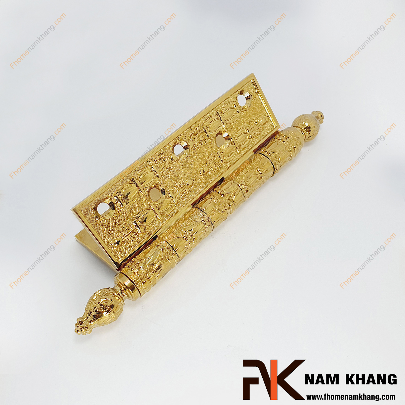 Bản lề lá dạng hoa văn màu vàng gold NK602-13DV được sản xuất từ đồng cao cấp, có độ dày 4mm cho kết cấu bền vững và độ bền rất cao.