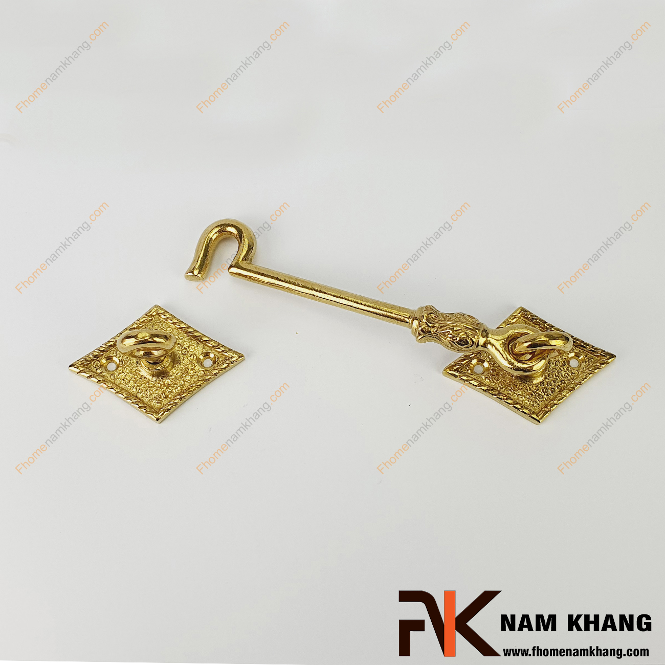 Móc cửa bằng đồng màu đồng vàng NKD017-190 là một dạng phụ kiện thường dùng trên các dạng cánh cửa tủ và cánh cửa sổ với mục đích khóa giữ cách cửa tạm thời. 