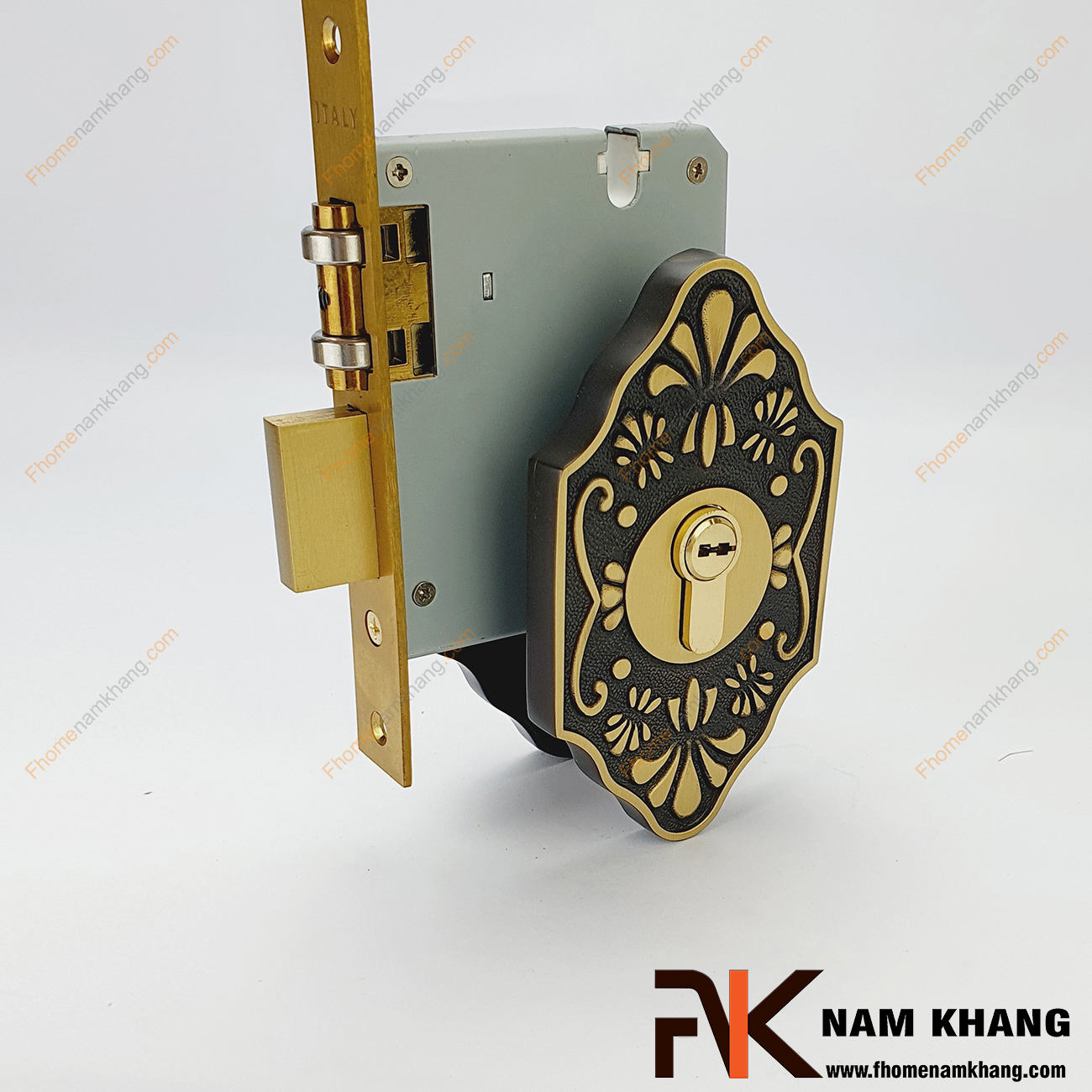 Khóa âm lắp với tay nắm cửa màu đồng viền đen NK181SMK-OR được sản xuất từ đồng cao cấp, có độ bền cao và có kết cấu bền chặt.