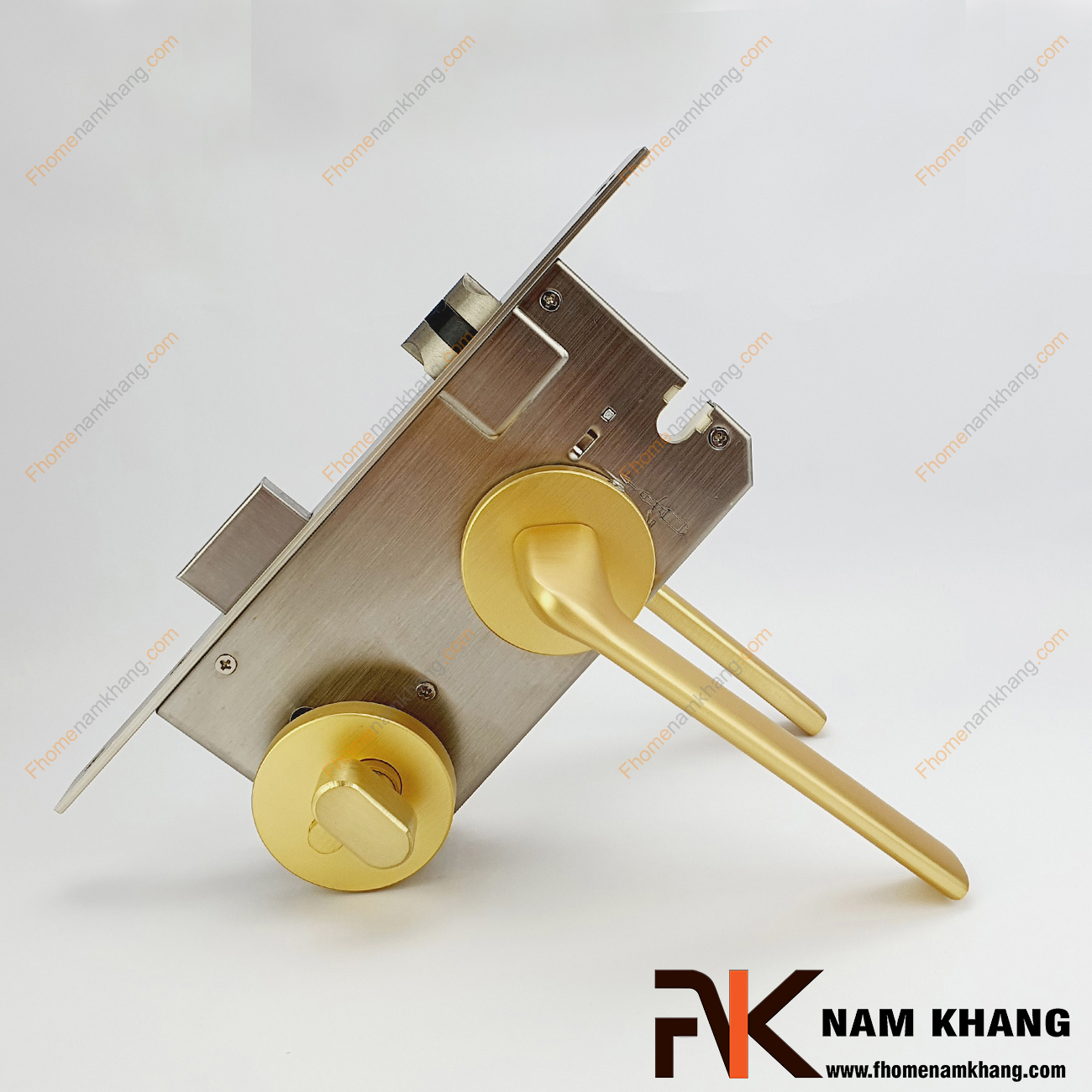 Khóa cửa phân thể dạng trơn màu vàng mờ NK569-VM được sản xuất từ hợp kim cao cấp. Dòng khóa này có thiết kế đơn giản, nhỏ gọn, phù hợp lắp đặt cho đa dạng không gian thiết kế nhà ở.