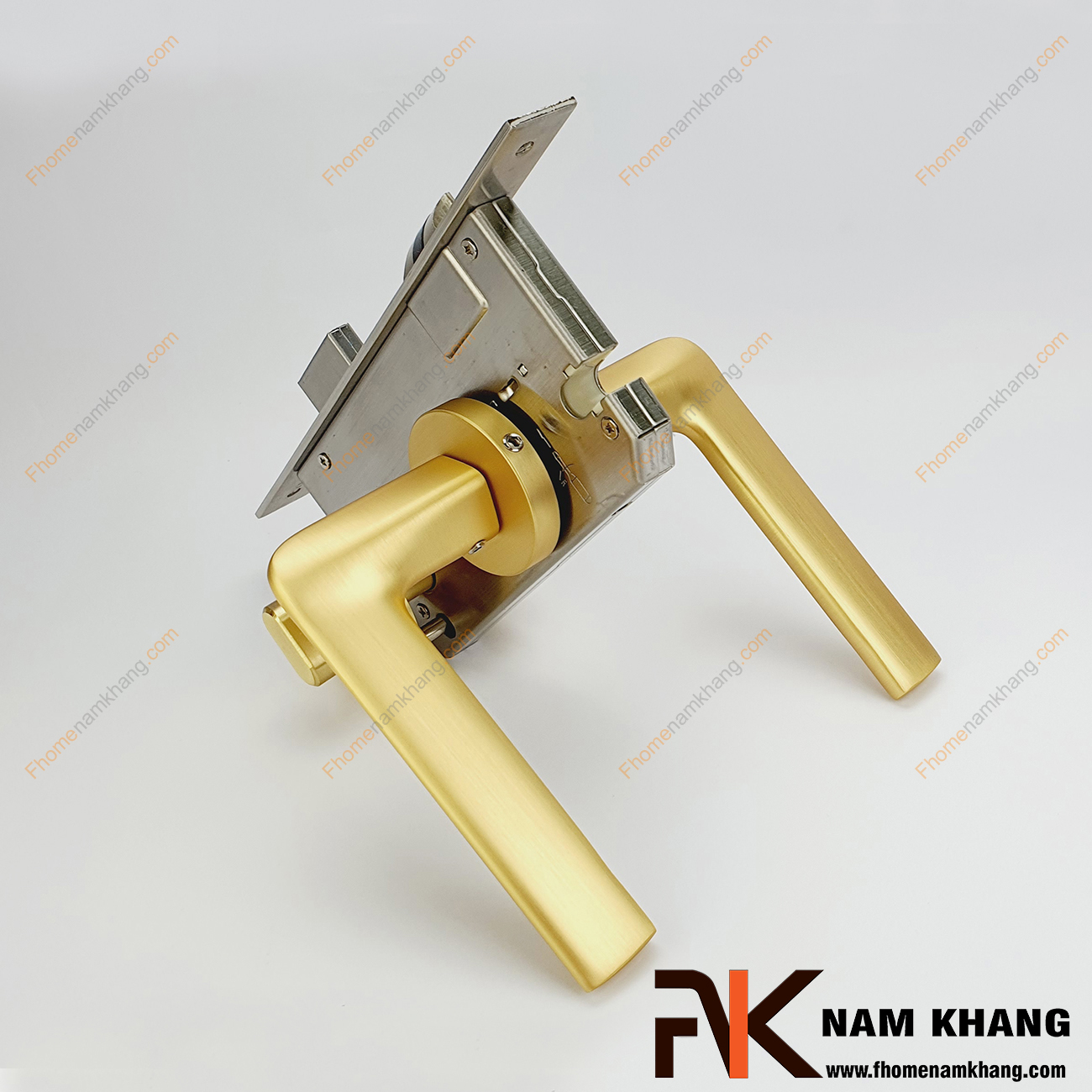 Khóa cửa phân thể dạng trơn màu vàng mờ NK569-VM được sản xuất từ hợp kim cao cấp. Dòng khóa này có thiết kế đơn giản, nhỏ gọn, phù hợp lắp đặt cho đa dạng không gian thiết kế nhà ở.
