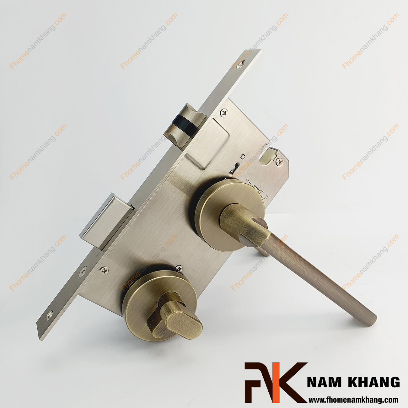 Khóa cửa phân thể hợp kim màu đồng rêu NK571-RX có thiết kế phần ốp khóa và tay gạt riêng biệt, khá nhỏ gọn và tạo được sự nổi bật độc đáo của một dòng khóa cửa.