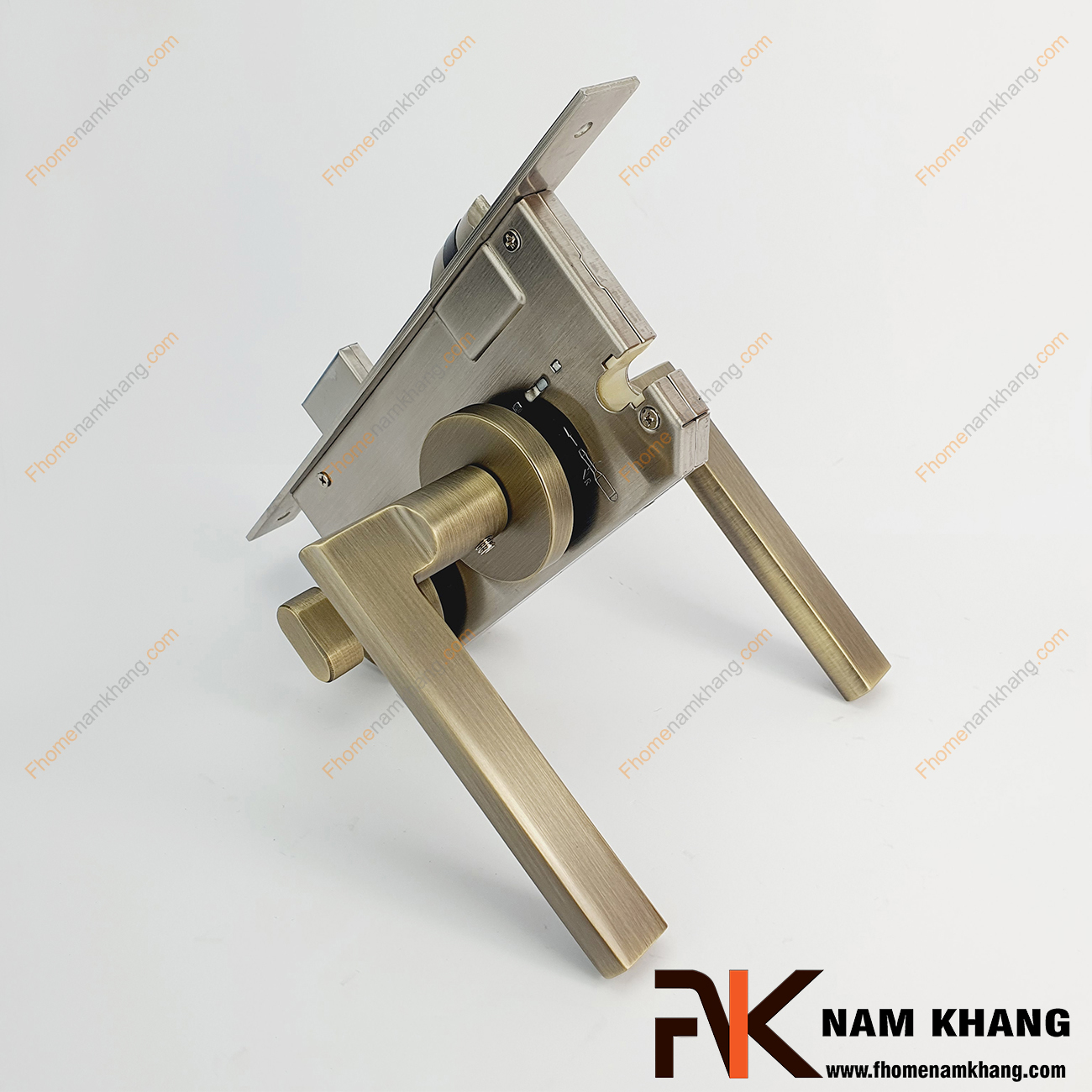 Khóa cửa phân thể hợp kim màu đồng rêu NK571-RX có thiết kế phần ốp khóa và tay gạt riêng biệt, khá nhỏ gọn và tạo được sự nổi bật độc đáo của một dòng khóa cửa.