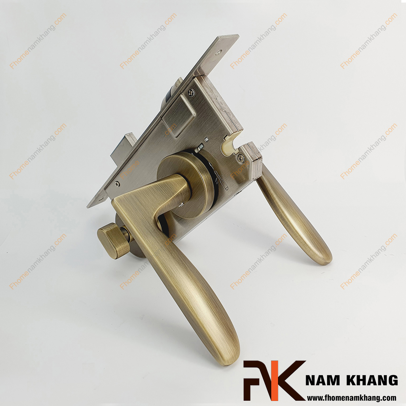 Khóa cửa phòng dạng trơn màu đồng rêu xước NK576-RX được sản xuất từ hợp kim cao cấp, gồm 1 đầu vặn 1 đầu chìa tiện lợi.