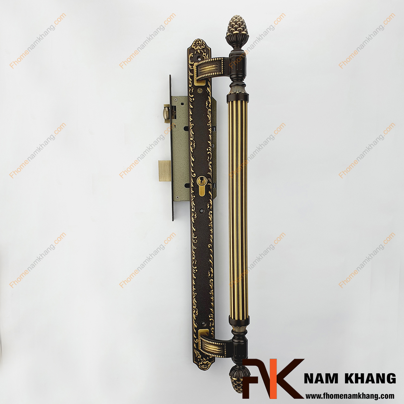 Khóa cửa sảnh phối hợp cổ điển màu đồng rêu NK362K-60BCF là dạng khóa cửa phối hợp đặc trưng khi kết hợp dòng khóa thân liền và tay nắm cửa sảnh lớn