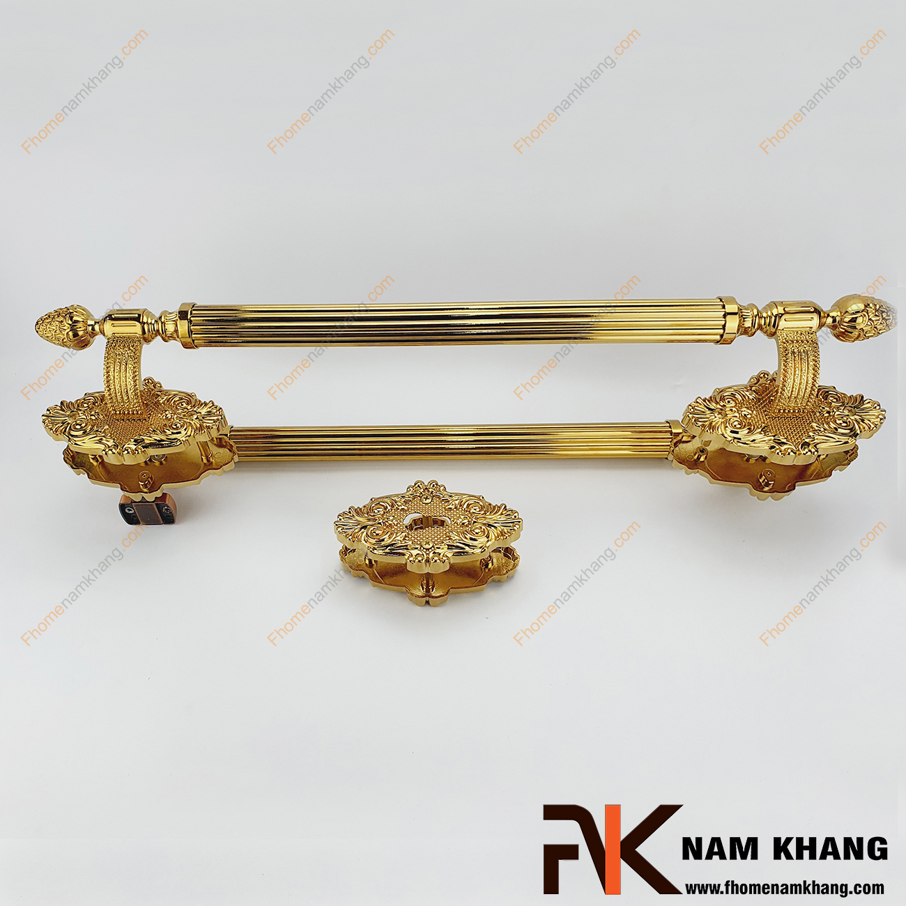 Khóa cửa sảnh phối hợp màu đồng vàng NK362K-PVD được sản xuất từ đồng cao cấp, với thiết kế đặc trưng khi kết hợp dòng khóa thân rời và tay nắm cửa sảnh lớn.