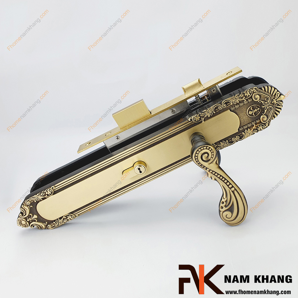 Khóa cửa chính cổ điển màu đồng vàng viền đen NK185L-OR - mẫu khóa cửa chất lượng đồng có thiết kế Châu Âu sang trọng, cao cấp với họa tiết nổi bật thu hút ánh nhìn của hầu hết nhà sử dụng nội thất.
