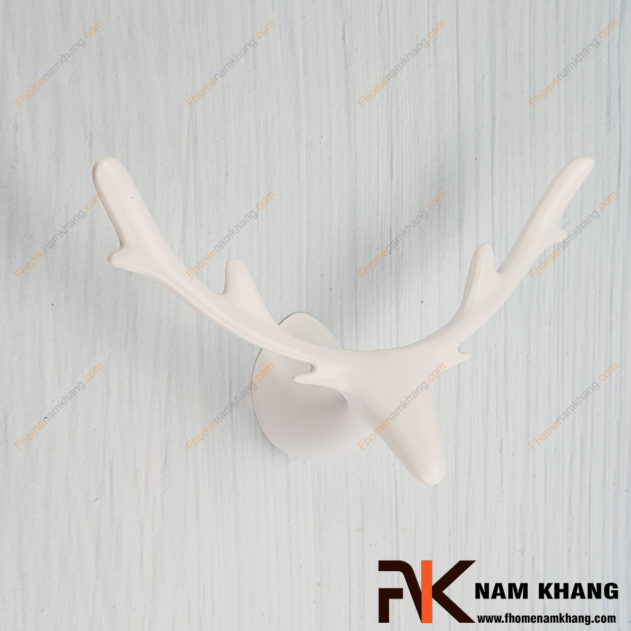 Móc treo tường dạng đầu hươu màu trắng cao cấp NK457-T - dạng móc treo tường lấy cảm hứng theo kiểu đầu hươu, đây là một dạng móc treo cao cấp với cả chất liệu và độ hoàn thiện bề mặt độc đáo.
