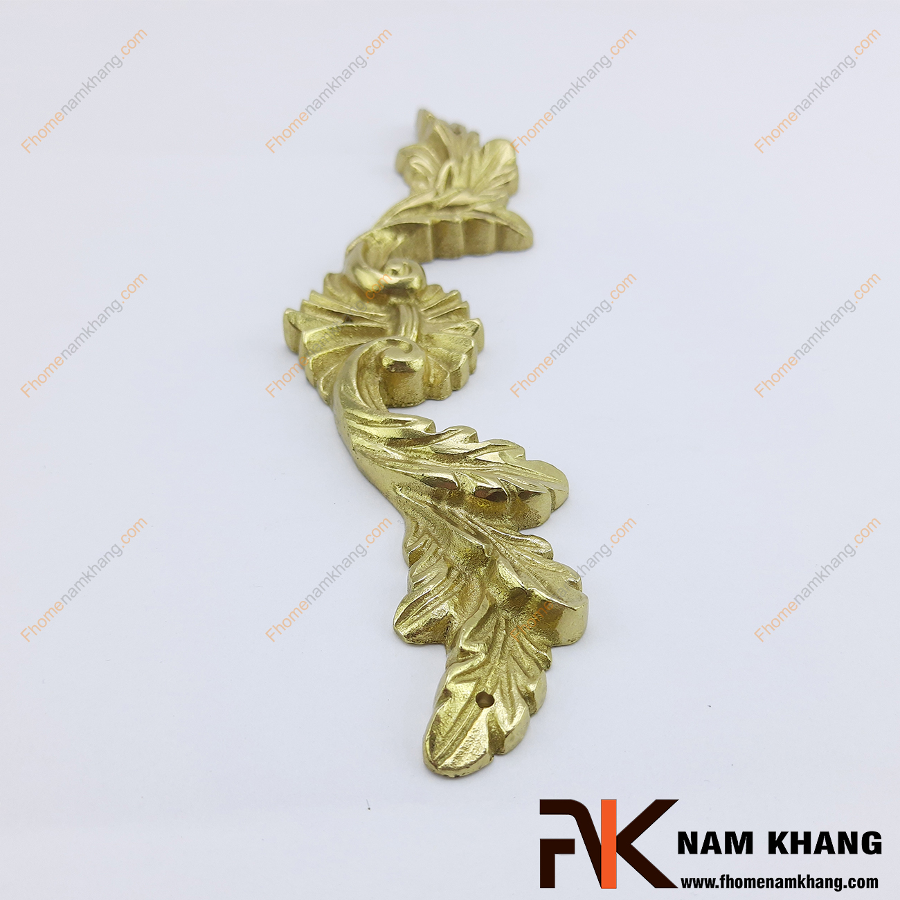 Ốp hoa văn trang trí màu đồng vàng bằng đồng cao cấp NKD085-200 được sản xuất từ đồng cao cấp mang độ bền rất cao và được gia công hiện đại cho những đường nét hoa văn rất thực tế.