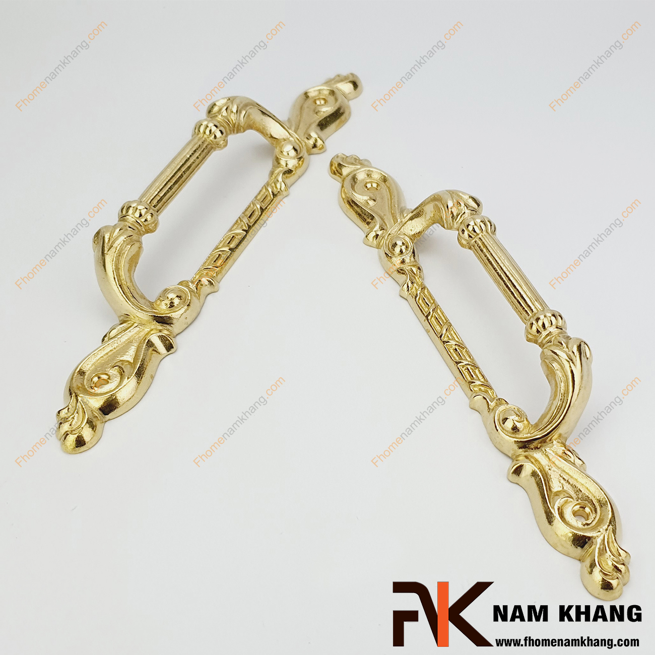 Tay nắm cửa chính đa dạng kích thước màu đồng vàng NKD122 được sản xuất từ đồng cao cấp, với kích thước lớn và đa dạng dùng cho cửa chính, cửa đi, cửa cổng,...