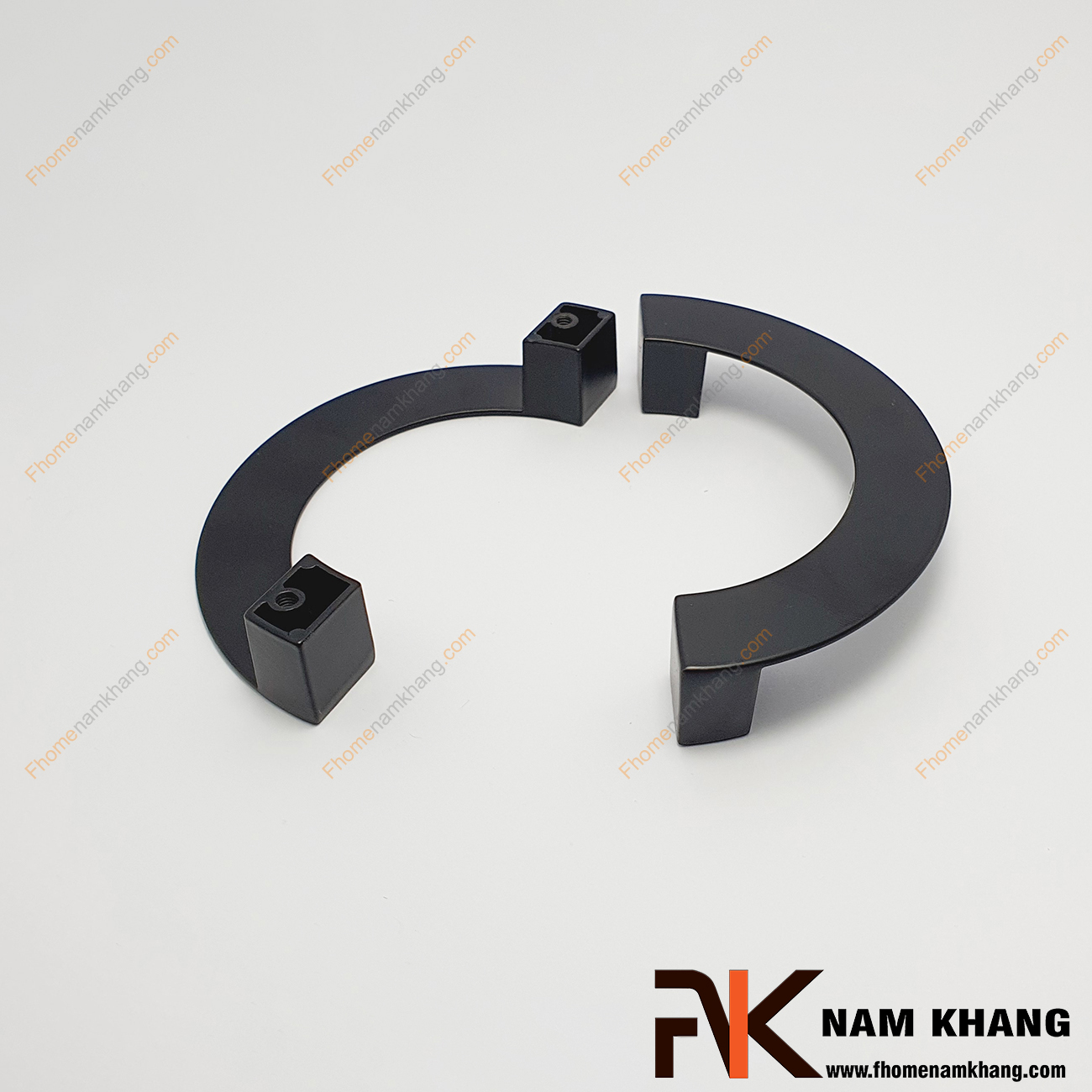 Tay nắm tủ cặp màu đen mờ NK407L-96D là một dạng tay nắm tủ cặp đôi, thường được sử dụng theo bộ để lắp trên các dạng tủ có 2 cánh cửa hoặc có thể sử dụng đơn lẻ trên một số dòng tủ ngăn kéo