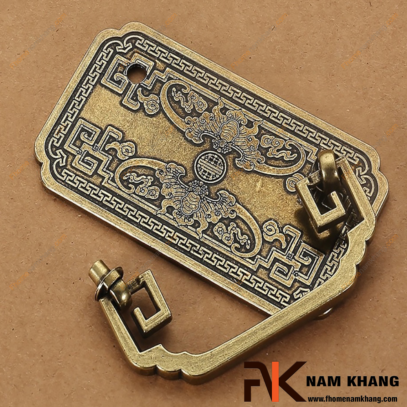 Tay nắm tủ họa tiết Trung cổ NK096-C được ghép nối từ hai phần cơ bản là phần đế và phần vòng nắm. Phần vòng nắm có khuôn dạng vuông chữ thập trông rất độc đáo và sáng tạo.