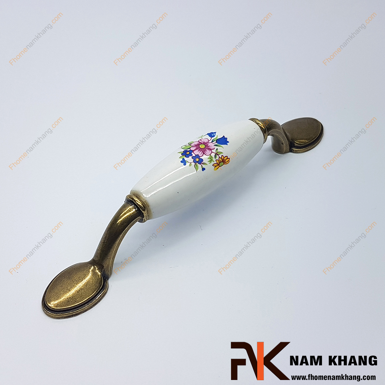 Tay nắm tủ cổ điển NK008-HST là một sản phẩm tay nắm tủ rất cổ điển, lấy cảm hứng từ những họa tiết hoa lá cổ thời trước. Trên thân tay nắm là một vòng sứ trắng tròn tạo cảm giác cầm rất  thoải mái cho người sử dụng.