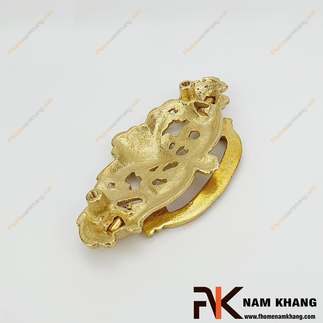 Tay nắm tủ dạng vòng đồng vàng NK253-75DV sản phẩm từ chất liệu đồng cao cấp. Loại tay nắm này có họa tiết độc đáo kiểu hoa vàng đối xứng mang lại sự cao cấp và thẩm  mĩ cao.