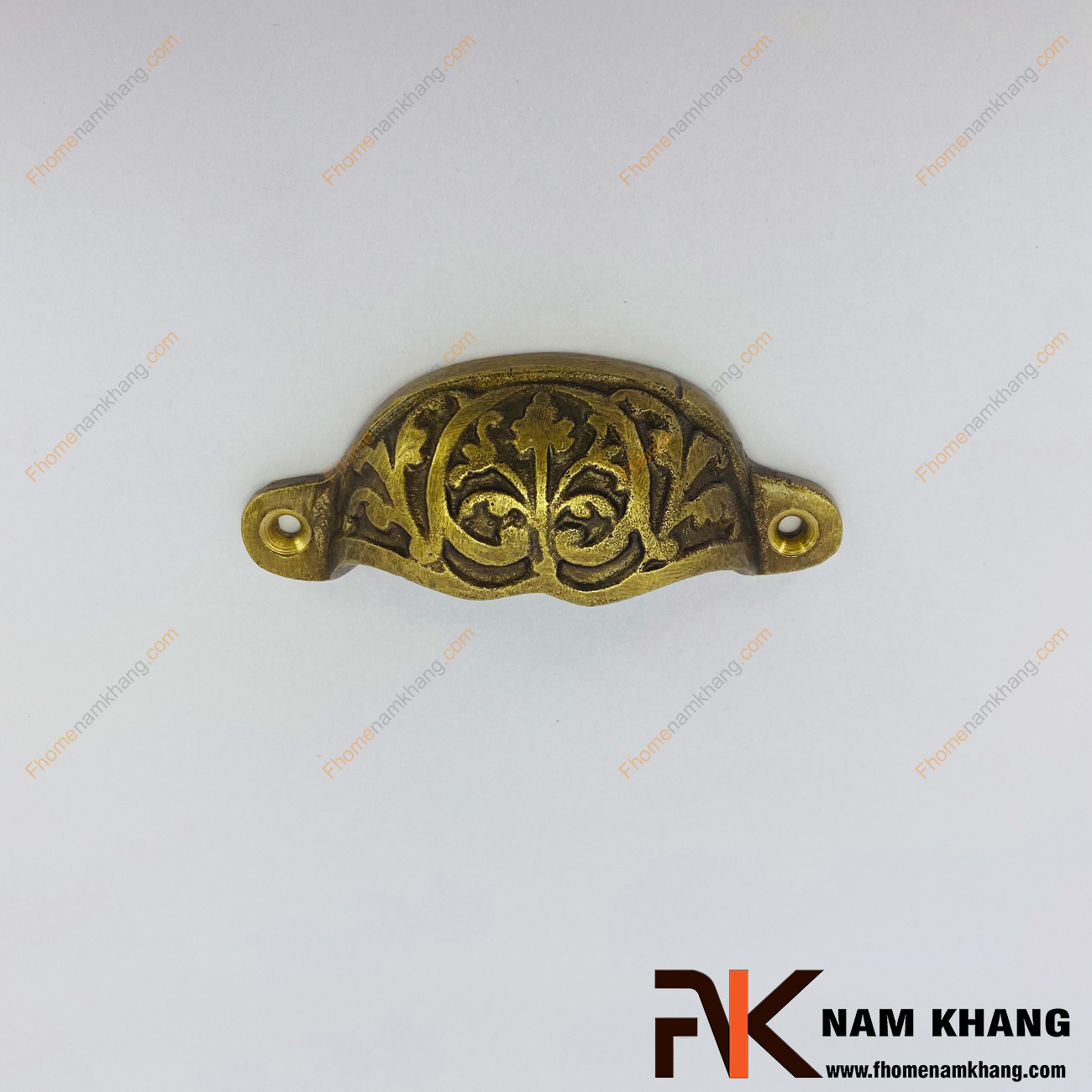 Tay nắm tủ đồng cổ NKD008-C có thiết kế đậm chất hoàng gia Á ĐÔNG với kiểu dáng lá mỏng uốn cong và được khắc họa các đường nét đối xứng.