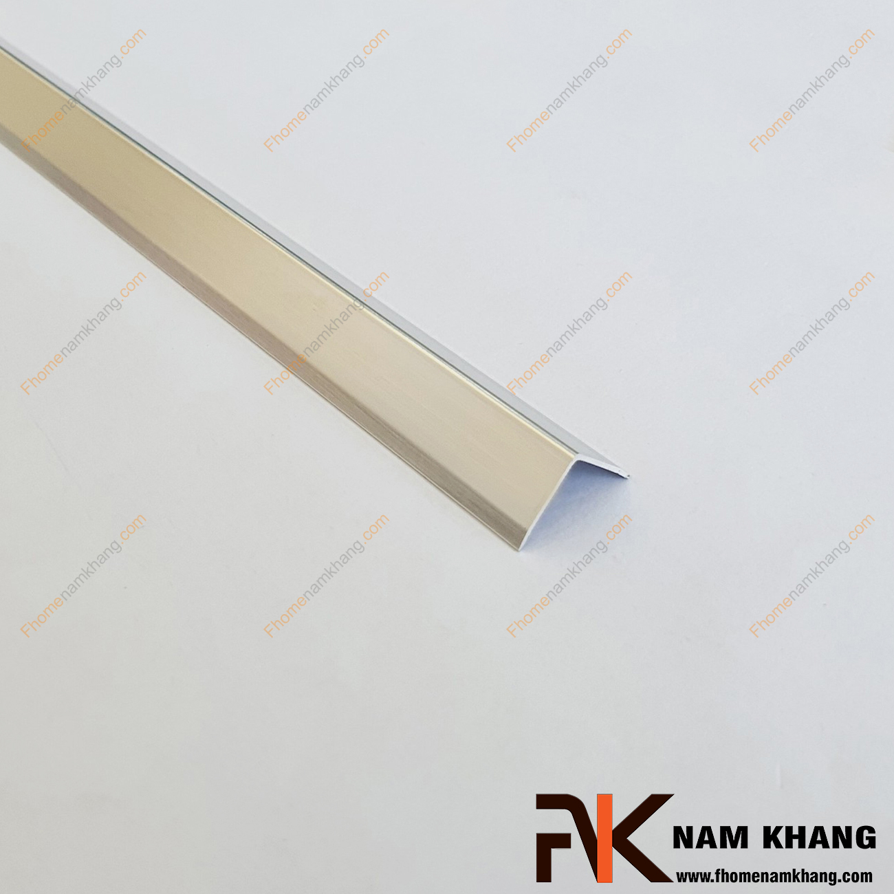 Nẹp chữ V trang trí cạnh gỗ màu bạc bóng NKG-NVN là sản phẩm thường được sử dụng nẹp ở vị trí ngoài cùng của cạnh gỗ.
