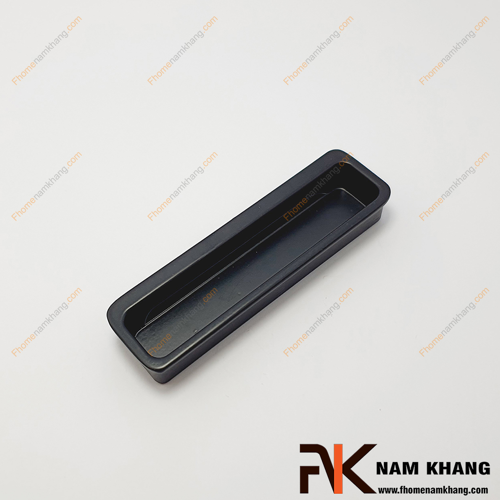 Tay nắm âm cửa tủ thanh dài dạng trơn màu đen NK462T-D, một dạng tay nắm tối giản lắp đặt bằng phương pháp phay rãnh trên cánh cửa gỗ và lắp âm sản phẩm vào trong bề mặt.
