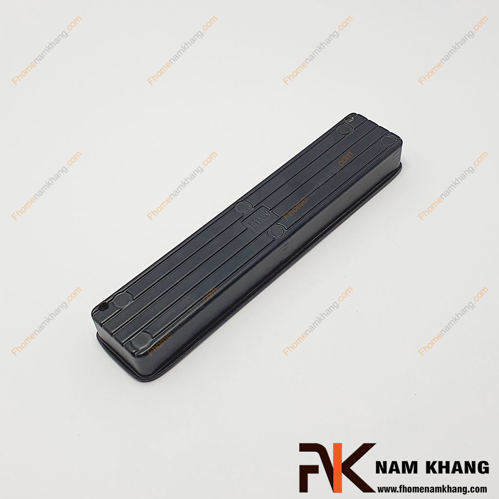 Tay nắm âm cửa tủ thanh dài dạng trơn màu đen NK462T-D, một dạng tay nắm tối giản lắp đặt bằng phương pháp phay rãnh trên cánh cửa gỗ và lắp âm sản phẩm vào trong bề mặt.