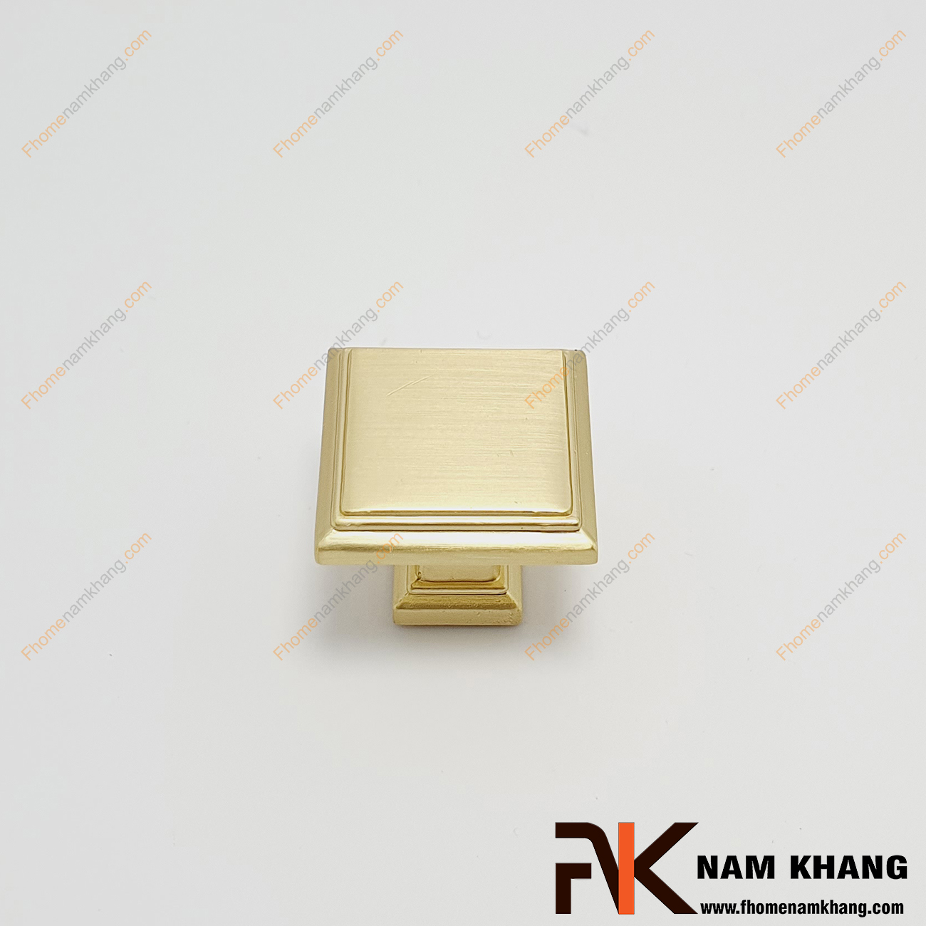 Núm cửa tủ màu vàng NK230N-VM có thiết kế đơn giản từ hợp kim cao cấp với khuôn dạng đầu vuông và đế vuông đứng. Sản phẩm giúp thực hiện thao tác đóng mở cánh cửa tủ trở nên dễ dàng và thuận tiện. 
