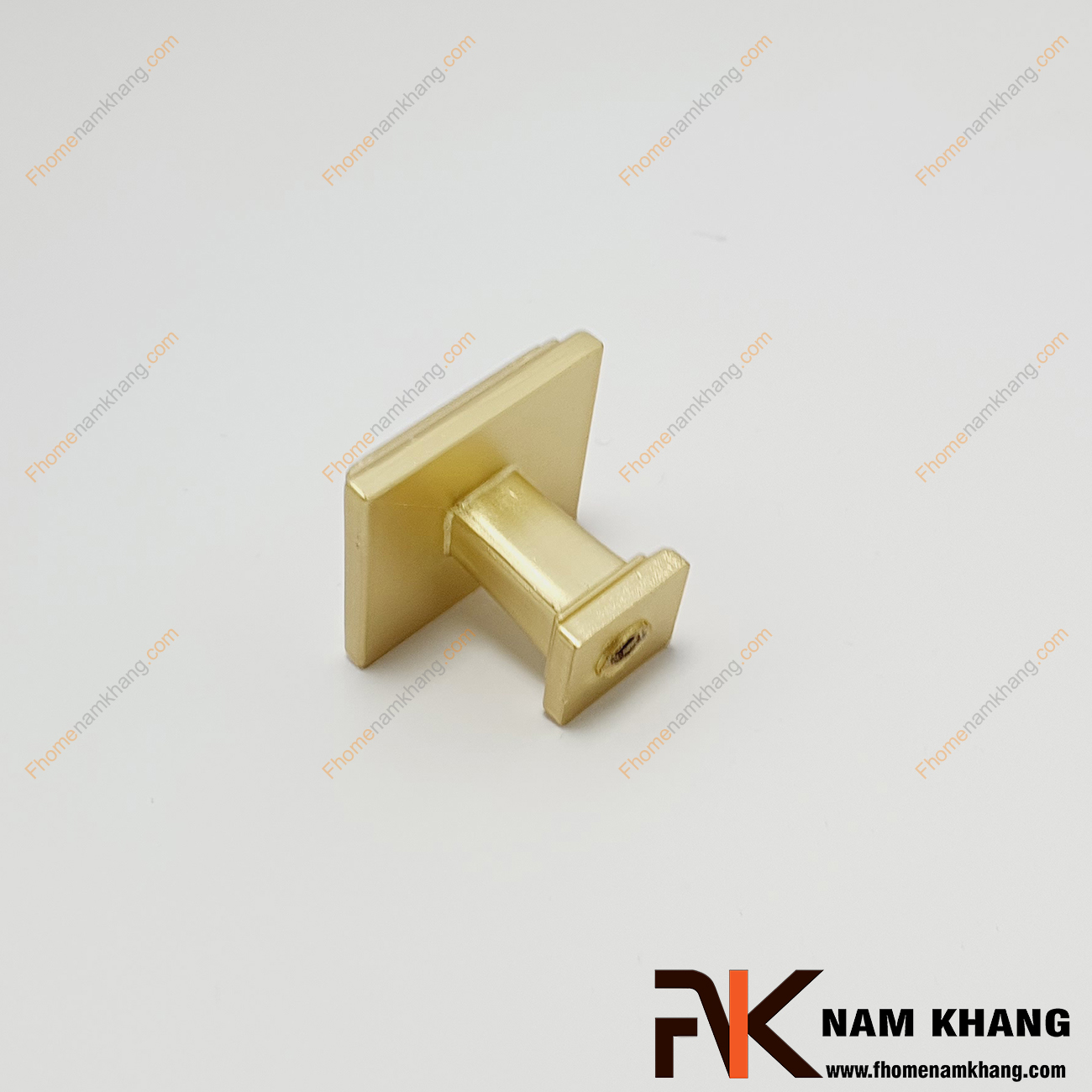 Núm cửa tủ màu vàng NK230N-VM có thiết kế đơn giản từ hợp kim cao cấp với khuôn dạng đầu vuông và đế vuông đứng. Sản phẩm giúp thực hiện thao tác đóng mở cánh cửa tủ trở nên dễ dàng và thuận tiện. 
