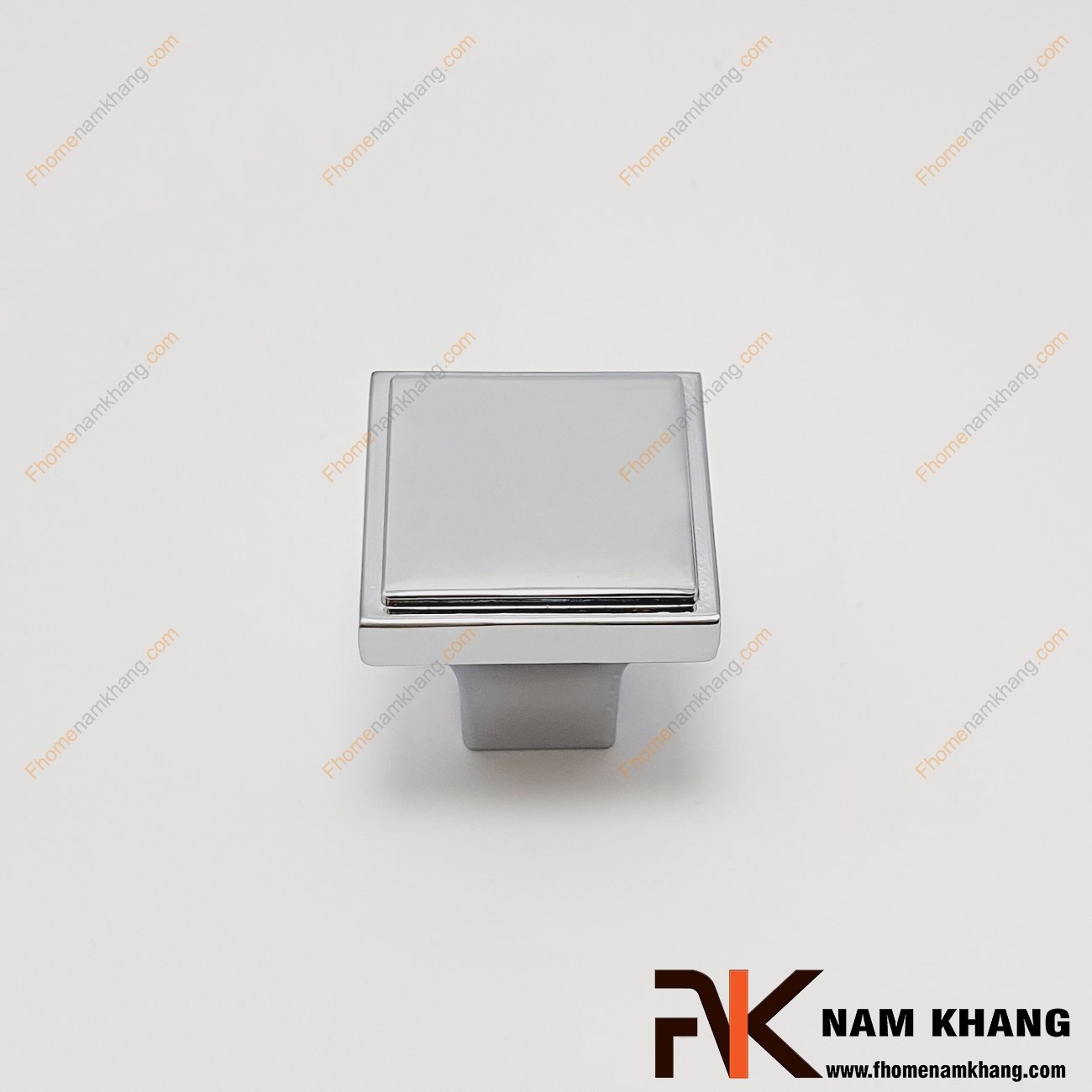 Núm cửa tủ vuông màu trắng bạc NK026-B, núm cửa tủ dạng vuông khối được lên màu trên chất liệu hợp kim cao cấp. Đây là sản phẩm được sử dụng nhiều trên các dạng tủ kệ bếp, ngăn kệ, ngăn tủ và các dạng tủ quần áo,...
