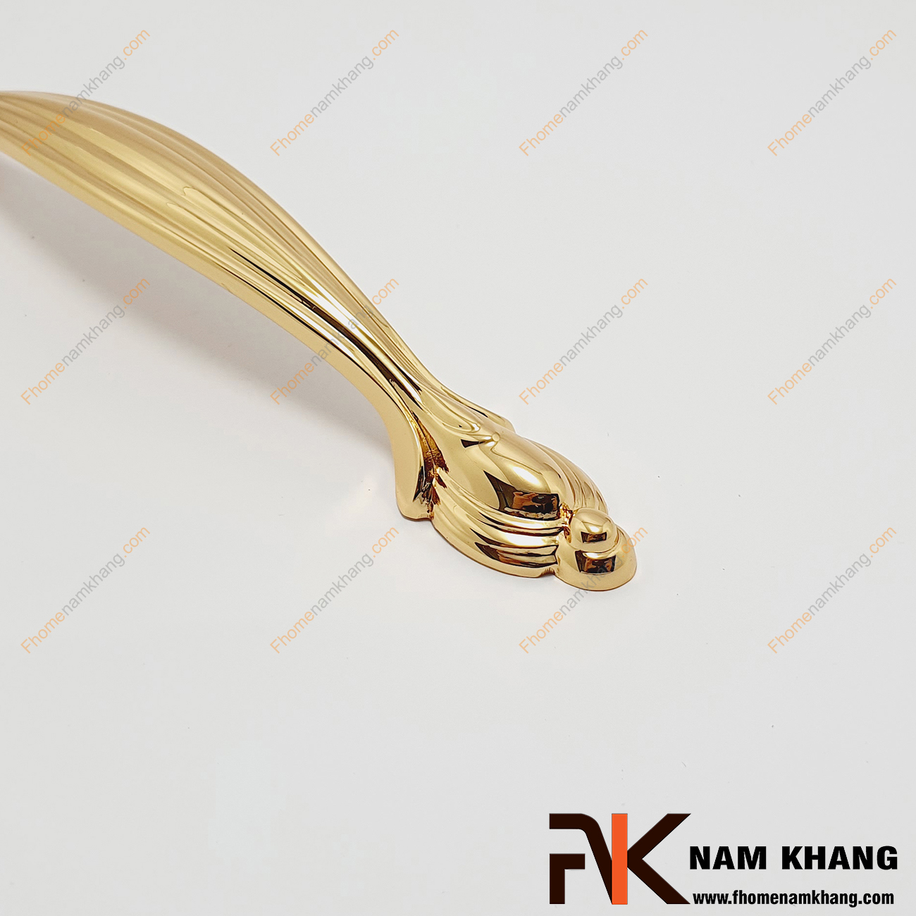 Tay nắm tủ cao cấp bằng đồng vàng bóng NK154A-128DV, một mẫu tay nắm tủ cổ điển cao cấp sử dụng thiết kế các đường gân nổi và bo tròn kỹ thuật mang lại vẻ đẹp hoàn hảo cho dòng sản phẩm từ kim loại.