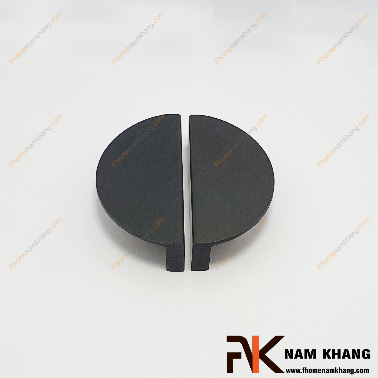 Tay nắm tủ dạng bán nguyệt dạng trơn màu đen NK286BN-64D là dạng tay nắm tủ bán nguyệt ghép đôi độc đáo. Sản phẩm có thiết kế cong góc vuông và có độ dày cho cảm nắm cầm kéo thoải mái. 