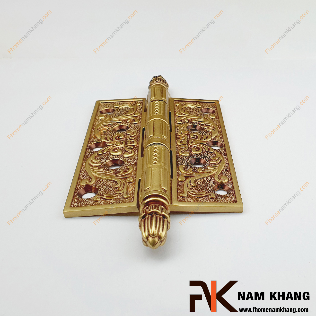 Bản lề cửa đồng vàng hoa văn cổ điển NK604-13DC là một mẫu bản lề cửa lớn cao cấp từ chất liệu đồng. Sản phẩm được thiết kế có hoa văn đối xứng dạng cổ điển rất cao cấp.