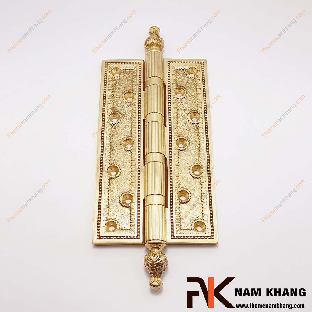 Bản lề cửa hoa văn màu đồng vàng NK602-22FDO được sản xuất từ đồng cao cấp, có độ dày 9mm cho kết cầu bền bỉ và độ bền cao.
