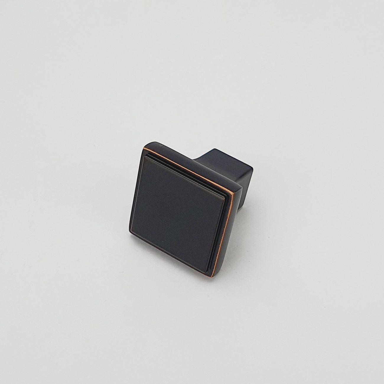 Núm cửa tủ vuông màu đen viền vàng NK026-DH được thiết kế tinh tế dạng khối vuông từ hợp kim và được mạ màu đặc trưng để tạo nên vẻ đẹp đặc trưng của một sản phẩm nội thất.