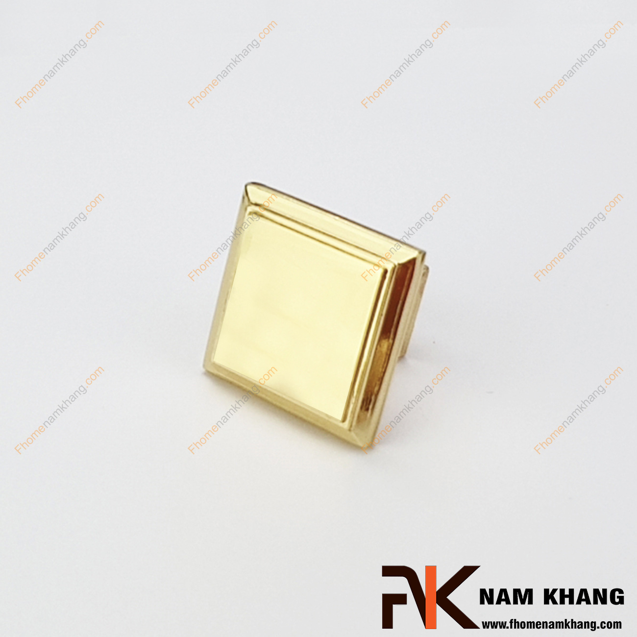 Núm cửa tủ dạng vuông màu vàng bóng NK230-V có thiết kế đơn giản từ hợp kim cao cấp với khuôn dạng đầu vuông và đế vuông đứng. Sản phẩm giúp thực hiện thao tác đóng mở cánh cửa tủ trở nên dễ dàng và thuận tiện. 