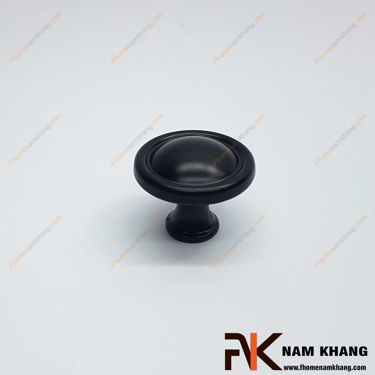 Núm nắm tủ dạng tròn màu đen NK236-D được sử dụng nhiều trên nhiều phong cách tủ kệ khác nhau. Sản phẩm được tin dùng trên các loại tủ kệ trưng bày, tủ quần áo, tủ phong thủy , ngăn kệ bàn làm việc,