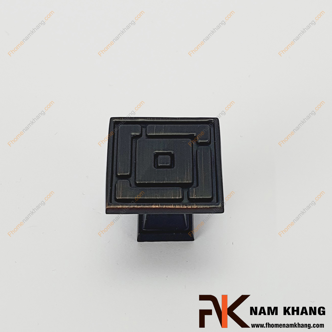 Núm cửa tủ dạng vuông cổ điển màu đen viền hồng NK289-DH, sản phẩm phụ kiện tủ kệ mang đậm chất cổ điển với các họa tiết và đường nét vuông khối nổi bật.