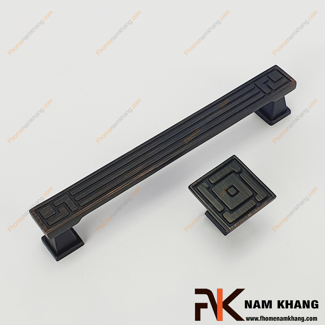 Tay nắm tủ cổ điển màu đen viền hồng NK289-DH có dạng vuông được thiết kế dựa trên hợp kim chất lượng khuôn dạng vuông tạo cảm giác cầm nắm vô cùng chắc chắn và thao tác thực hiện cũng vô cùng dễ dàng.