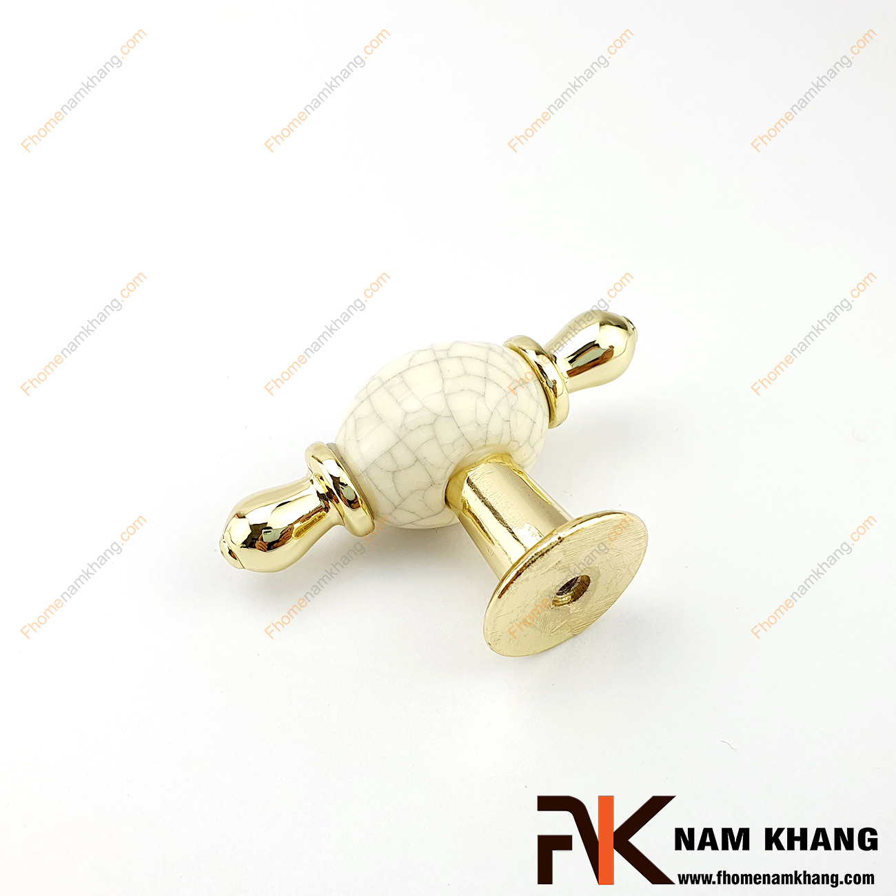 Núm cửa tủ dạng tròn sứ vân viền vàng NK329-VC có thiết kế khá đơn giản từ hợp kim mạ vàng bọc quanh sứ trắng bóng cao cấp. Khá đơn giản nhưng lại toát lên vẻ ngoài tinh tế và rất sang trọng .
