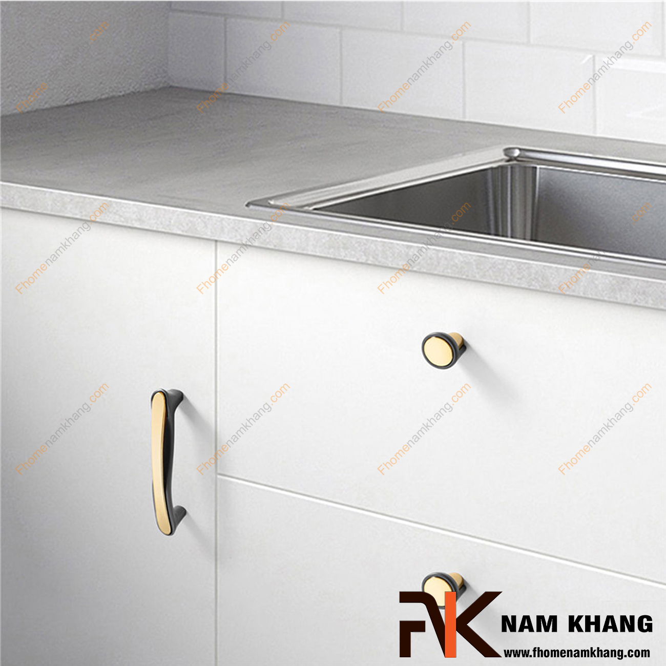 Núm cửa tủ phối hợp cao cấp xám vàng NK398-BXV nhỏ gọn, tiện lợi nhưng vẫn giữ được sự cao cấp, sang trọng. Đây là dòng sản phẩm phụ kiện trên cánh cửa tủ bếp, ngăn kệ, tủ nội thất, tủ trang sức.