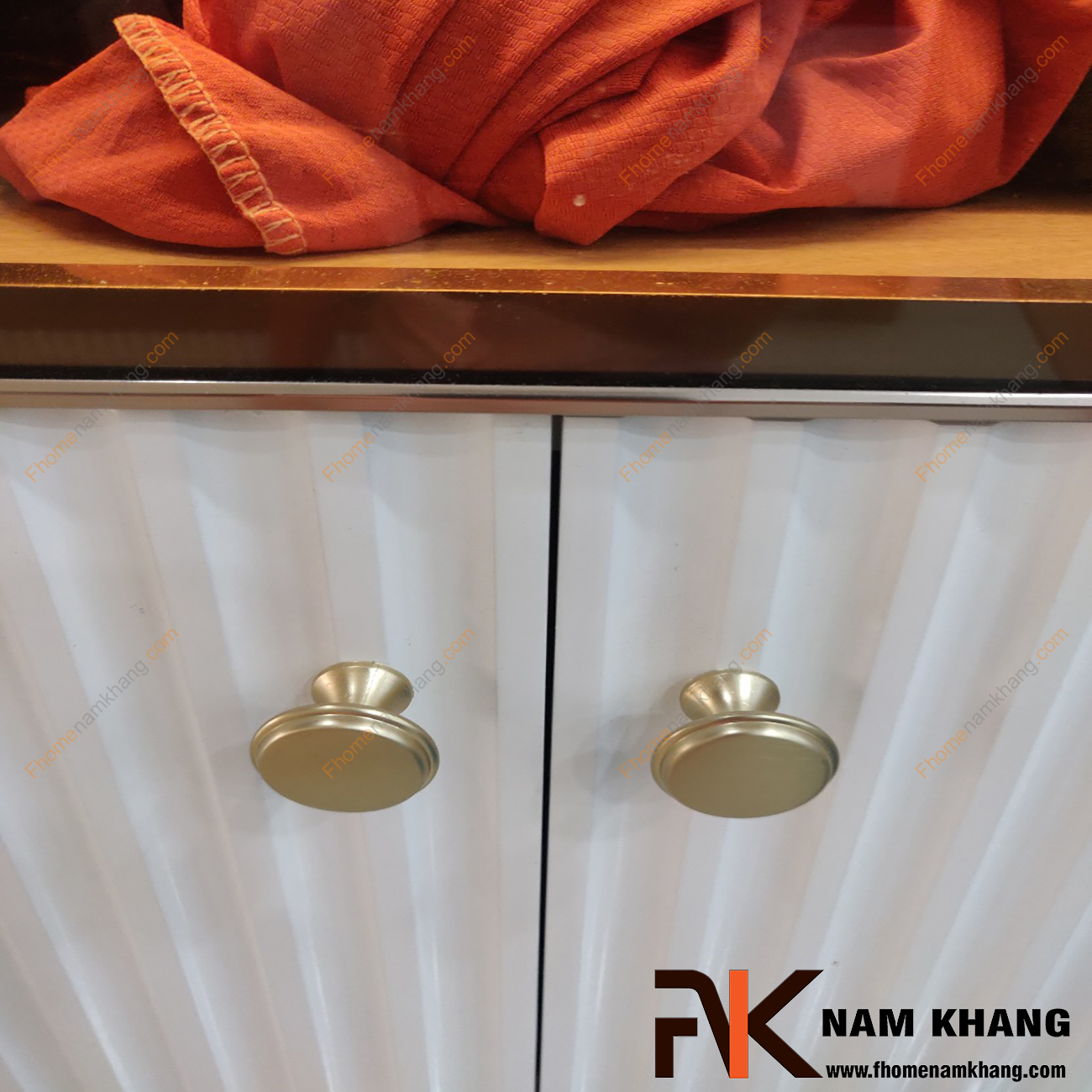 Sản phẩm Núm cửa tủ dạng tròn màu vàng mờ NK415-VM phong cách đơn giản, tinh tế và rất cao cấp, có thể sử dụng trên nhiều phong cách tủ kệ khác nhau.